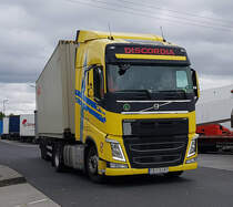 =Volvo FH-Sattelzug von DISCORDIA unterwegs auf einem Rastplatz an der A 3, 05-2021