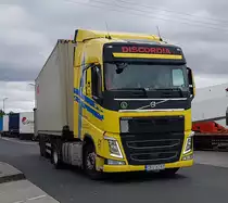 =Volvo FH-Sattelzug von DISCORDIA unterwegs auf einem Rastplatz an der A 3, 05-2021
