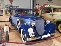 Audi Front UW225 mit einer Cabriolet Karosserie von Gläser/Dresden:
Das Modell wurde von 1935 bis 1938 produziert. Der Wagen war als Limousine, Cabriolet (von verschiedenen Karosseriebauern) und als Roadster lieferbar. Während der vierjährigen Bauzeit verkaufte Audi ca. 2600 Autos dieses Typs. Ein solches  Vierfenster-Cabriolet  war ab RM 6875,00 zu haben. Der Sechszylinderreihenmotor von der Konzernschwester Wanderer hat einen Hubraum von 2257 cm³ und leistet 50 PS. Wie aus dem Typnamen schon ersichtlich hat dieses Modell Frontantrieb und kann auf eine Höchstgeschwindigkeit von 105 km/h beschleunigt werden. Zylinderhaus Bernkastel-Kues am 15.10.2019.
