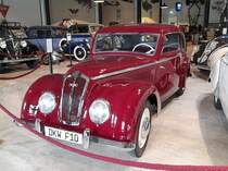 DKW F10. Da die Wehrmacht und die SS die frontangetriebenen Zweitaktmodelle von DKW kaum zum Kriegsdienst eingezogen hat, haben viele F-Modelle den WW2 überlebt. Weil die Sperrholzkarosserien nicht sonderlich haltbar waren, brachten die Karosseriewerke Baur/Stuttgart im Jahr 1949 eine moderne, stromlinienförmige Karosserie heraus, die auf die Vorkriegsmodelle montiert werden konnte. Zylinderhaus Bernkastel-Kues am 15.10.2019.
