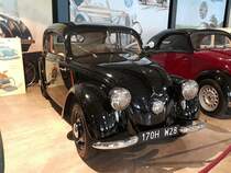 Mercedes Benz W28 170H, gebaut von 1936 bis 1939. Der 170H basierte auf dem Typ 130, hatte aber den gleichen Motor wie der W136 170V. Durch den Heckmotor und die hintere Pendelachse stand das Modell im Ruf sehr schwer beherrschbar zu sein. Der Vierzylinderreihenmotor leistet 38 PS aus einem Hubraum von 1.697 cm³. Mit einem Kaufpreis von 4.350,00 Reichsmark kostete der dieses Modell 600,00 Reichsmark mehr, wie sein Pendant mit Frontmotor. Zylinderhaus Bernkastel-Kues am 15.10.2019.