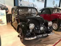 Mercedes Benz W28 170H, gebaut von 1936 bis 1939. Der 170H basierte auf dem Typ 130, hatte aber den gleichen Motor wie der W136 170V. Durch den Heckmotor und die hintere Pendelachse stand das Modell im Ruf sehr schwer beherrschbar zu sein. Der Vierzylinderreihenmotor leistet 38 PS aus einem Hubraum von 1.697 cm³. Mit einem Kaufpreis von 4.350,00 Reichsmark kostete der dieses Modell 600,00 Reichsmark mehr, wie sein Pendant mit Frontmotor. Zylinderhaus Bernkastel-Kues am 15.10.2019.