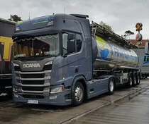 =Scania R 450-Tanksattelzug von TANKEXPERT steht im Mai 2021 auf einer Rastanlage an der A 5