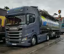 =Scania R 450-Tanksattelzug von TANKEXPERT steht im Mai 2021 auf einer Rastanlage an der A 5