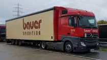 =MB Actros-Sattelzug von BAUER-Spedition steht im Mai 2021 auf einer Rastanlage an der A 5