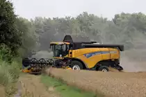 New Holland CX 8060 Mähdrescher bei der Arbeit in Dedensen-Gümmer 27.7.2021