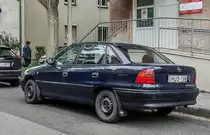 Opel Astra F Sedan in Oktober 2020 von hinten fotografiert.