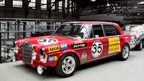 Mercedes Benz 300 SEL 6.3, Replika des SEL 6.3 Rote Sau. Mit diesem Fahrzeug erlangte der damals noch kleine Tuner AMG Anfang der 1970er-Jahre Weltruhm. Gesehen am 6.8.21 in der Remise Düsseldorf. 
https://www.auto-motor-und-sport.de/oldtimer/mercedes-300-sel-6-3-rote-sau-rueckkehr-des-amg-renners-als-replika/