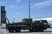 Ein MAN/Krauss-Maffei Wegmann SX 32.440 8×8 mit Aufbau zum Abschuss von IRIS-T SLM (Surface Launched Medium Range) Raketen, ein Luftverteidigungssystem von Diehl Defence. (ILA Berlin, April 2018)