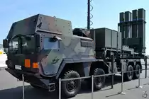 Ende April 2018 war auf der ILA in Berlin dieser MAN/Krauss-Maffei Wegmann SX 32.440 8×8 mit Aufbau zum Abschuss von IRIS-T SLM (Surface Launched Medium Range) Raketen zu sehen. (ILA Berlin, April 2018)