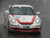 F�r mich immer noch die sch�nste Form im Sportwagenbau...Porsche 911, in diesem Fall ein GT3 bei der Hatz um eine Nordschleifenkurve. Das Bild stammt vom 18.04.2009