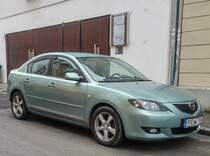 Mazda 3 Sedan in der Farbe Starligt Green, fotografiert in Oktober 2020.