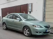 Mazda 3 Sedan in der Farbe Starligt Green, fotografiert in Oktober 2020.