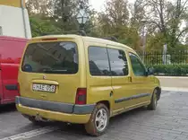 Rückansicht: Citroen Berlingo in der Farbe #Jaune Aurore. Aufnahmedatum: 10.2020.