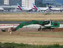 Ein Raupenbagger Liebherr 936 pausierte Anfang Juli 2018 auf dem Gelände des Flughafens in Düsseldorf.