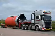 Ein polnischer Scania R720 Streamline Schwerlasttransporter war Mitte Mai 2021 auf einem Rastplatz an der A20 kurz vor Rostock zu sehen.