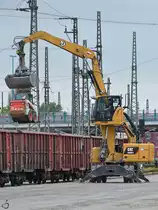 Ein Mobilbagger für Materialumschlag MH3024 von Caterpillar bei der Arbeit. (Neubrandenburg, Mai 2021)