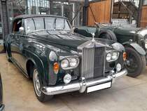 Rolls Royce Silver Cloud III Convertible, gebaut von 1962 bis 1965. Als der Silver Cloud III im Jahr 1962 vorgestellt wurde, fiel dem Fachpublikum als erstes der Wechsel zu Doppelscheinwerfern und eine niedriger geführte Linie der vorderen Kotflügel und der Motorhaube auf. Zum ersten Mal konnte auch für das Chassis des Rolls-Royce für den Aufbau einer Coupé- oder Cabriolet-Varianten bestellt werden, die bis dato exklusiv dem fast baugleichen Bentley Continental vorbehalten war. Der V8-Motor hat einen Hubraum von 6230 cm³ und leistet 187 PS. Dieser, im Farbton velvet green lackierte Silver Cloud III wurde 1964 gebaut und ist nur einer von 25 produzierten, linksgelenkten Silver Cloud III Convertible. Ein Vorbesitzer dieses Fahrzeuges ist der US-amerikanische Schauspieler Nicolas Cage. Classic Remise Düsseldorf am 11.08.2021.