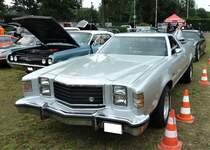 Ford Ranchero aus dem Modelljahr 1979.
Der kleine, PKW-ähnliche Pickup, war bei Ford/USA ab dem Jahr 1957 im Verkaufsprogramm. Der  Ranchero  basierte immer auf einem PKW-Modell der Marke Ford. Hier konnte ich ein Fahrzeug des letzten Modelljahres 1979 ablichten. Ein solches Fahrzeug war 1979 ab US$ 6795,00 zu haben. Der kleine LKW mit der PKW-Fahrerkabine war mit zwei V8-Motoren lieferbar: 302 cui (4949 cm³)  und 134 PS oder 351 cui (5752 cm³) mit 144 PS. Oldtimertreffen an der Dreieckswiese in Duisburg am 01.08.2021.