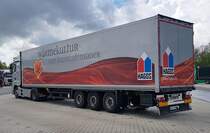 =MB Actros vom Kachelofenbauer HAGOS steht im Mai 2021 auf dem Rasthof Fulda-Nord