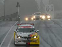 BMW gegen BMW. Ganz sch�n hei� ging es her beim 2. Lauf der VLN. Das Wetter allerdings war eine Katastrophe. Das Bild stammt vom 18.04.2009