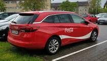 =Opel Astra von CocaCola steht im Mai 2021 bei einem Lebensmittelhändler in Künzell