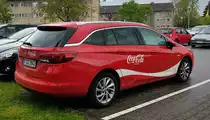 =Opel Astra von CocaCola steht im Mai 2021 bei einem Lebensmittelhändler in Künzell