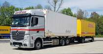 =MB Actros-Hängerzug der Spedition CARL GROVE rastet im Mai 2021 auf dem Rasthof Fulda-Nord 