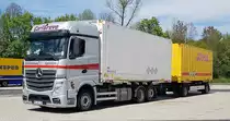 =MB Actros-Hängerzug der Spedition CARL GROVE rastet im Mai 2021 auf dem Rasthof Fulda-Nord 