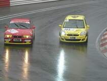 Geschickt sticht der Fiesta innen in die Kurve und schnappt sich so den BMW. Das Bild stammt vom 18.04.2009