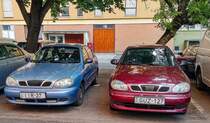 Zwei Daewoo Lanos parken neben einander in Juli 2020.