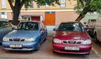 Zwei Daewoo Lanos parken neben einander in Juli 2020.