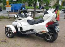 =Can-Am Spyder steht bereit zur Ausfahrt des Konrad-Zuse-Hotels in Hünfeld, 06-2021