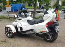 =Can-Am Spyder steht bereit zur Ausfahrt des Konrad-Zuse-Hotels in Hünfeld, 06-2021