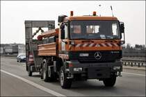 ACTROS 1831 mit fahrbarer Absperrtafel auf der Talbr�cke Kattenbusch in Fahrtrichtung Dortmund....
