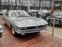 BMW 3000 V8 Fastback Coupe -Prototyp-. Man könnte den eisblauen Zweitürer für ein Audi 100S Coupé oder einen Monteverdi High Speed 375 S halten. Jedoch sticht die BMW-Niere ins Auge, vor allem aber auch der  böse Blick  über den Doppelscheinwerfern. Diese markante Optik wird durch eine tiefgezogene, obere Kante der Frontpartie erzeugt. Unter der langen Motorhaube steckt die Technik vom Glas 3000 V8. Der V8-Motor hat einen Hubraum von 2982 cm³ und leistet 160 PS. Glas aus Dingolfing war seit 1963 einer der wichtigsten Kunden von Frua. Als BMW die bayrische Firma übernahm, war das ein schwerer Schlag für Frua und sein Turiner Unternehmen. Doch der Designer gab die Hoffnung auf eine Fortsetzung der Zusammenarbeit nicht auf. Auf der Frankfurter IAA im September 1967 sorgte der Italiener mit diesem Modell für eine Überraschung. Classic Remise Düsseldorf am 15.08.2021.

