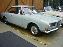 BMW 3200 CS, produziert von 1962 bis 1965. Der Entwurf und die Herstellung der Karosserie erfolgten bei der Carrozzeria Bertone/Turin. Deswegen erhielt der Wagen auch im Volksmund den Beinamen  Bertone . Von diesem Modell wurden insgesamt 537 Coupes und 1 Cabriolet ausgeliefert. Der V8-Motor hat einen Hubraum von 3168 cm³ und leistet 160 PS. Diese Motorleistung verhilft dem Auto zu einer Höchstgeschwindigkeit von 200 km/h. Der gezeigte 3200 CS wurde erstmalig im Oktober 1964 zugelassen. Er ist somit eines der letzten produzierten Fahrzeuge dieser Baureihe. Classic Remise Düsseldorf am 15.08.2021.