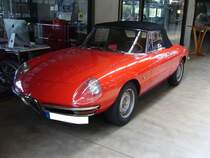 Alfa Romeo Duetto Spider, produziert von 1966 bis 1969. Werksintern hieß die Baureihe 105/115. Anfangs war der Wagen mit einem 1.6l Vierzylinderreihenmotor ausgerüstet. Ab 1967 wurde die Motorenpalette mit dem 1750 Veloce nach oben und mit dem 1300´er nach unten abgerundet. Hier wurde ein 1750 Veloce abgelichtet. Der Motor leistet 118 PS aus einem Hubraum von 1779 cm³. Classic Remise Düsseldorf am 15.08.2021.