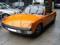 VW-Porsche 914/6, im Farbton signalorange, gebaut von 1969 bis 1972. Der 914/6 war das einzige Modell aus der 914 Reihe mit einem Sechszylindermotor. Der Boxermotor aus dem 911T leistete 110 PS aus 1.991 cm³ Hubraum. Der Luxus, ein solches Modell zu fahren, kostete 1969 mindestens DM 19.000,00. Insgesamt wurden 118.978 Fahrzeuge vom Typ 914 gebaut. Davon entfielen 3.332 Autos auf den 914/6. Classic Remise Düsseldorf am 15.08.2021.