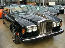 Rolls Royce Corniche I DHC, produziert in Crewe von 1971 bis 1986. Als Corniche wurden ab 1971 die Coupe- und DHC Versionen (D rop H ead C oupe = Cabriolet) des Rolls Royce Silver Shadow bezeichnet. Der V8-Motor mit einem Hubraum von 6.748 cm³ leistet 224 PS und war grundsätzlich mit einem 3-Gang-Automatikgetriebe ausgerüstet. Classic Remise Düsseldorf am 15.08.2021.