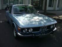 BMW E9 3.0 CSi, gebaut von 1971 bis 1975. Als 2800 CS wurde der E9 bereits im Jahr 1968 vorgestellt. Das Leichtbaucoupe 3.0 CSi war das Spitzenmodell der Baureihe. Der Sechszylinderreihenmotor leistet 200 PS aus einem Hubraum von 2.985 cm³. Der abgelichtete 3.0 CSi ist im Farbton fjordblaumetallic lackiert. Besucherparkplatz der Düsseldorfer Classic Remise am 15.08.2021.