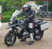 =BMW R 1250 startet zur Ausfahrt des Konrad-Zuse-Hotels in Hünfeld, 06-2021