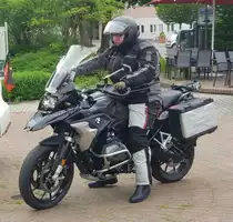 =BMW R 1250 startet zur Ausfahrt des Konrad-Zuse-Hotels in Hünfeld, 06-2021