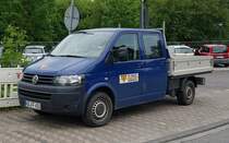 =VW T5 des Bauunternehmens FISSELER steht im Juni 2021 auf einer Baustelle in Kassel