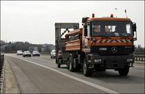 Viele lernen es nie.... Entfernung zur Absperrtafel etwas �ber 20 Meter. Actros 1831 auf der Talbr�cke Kattenbusch.
