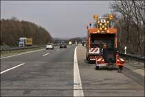 Vergiessen mit Bitumen... Im Bild Sprinter 311CDI mit dem Bitumenkocher... 