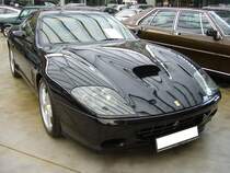 Ferrari 575 M, das M steht für den Produktionsort Maranello. Produziert wurde dieser Sportwagen in den Jahren von 2002 bis 2006. Dieses Coupe wird von einem V12-Motor mit einem Hubraum von 5748 cm³ angetrieben. Dieser  Zwölfender  leistet 515 PS und verhilft dem Wagen zu einer Höchstgeschwindigkeit von 325 km/h. Classic Remise Düsseldorf am 15.08.2021.