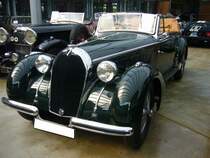 Talbot Lago T150 C aus dem Jahr 1937. Dieser T150 C wurde im Frühjahr 1937 in Paris ausgeliefert. Von diesem Modell mit einer Werkskarosserie wurden angeblich nur 63 Fahrzeuge gebaut. Interessant ist, das das Cabrioletverdeck in drei verschiedenen Positionen fixiert werden kann. Angetrieben wird der Wagen von einem Sechszylinderreihenmotor mit einem Hubraum von 3996 cm³ und einer Leistung von 170 PS. Classic Remise Düsseldorf am 15.08.2021. Classic Remise Düsseldorf am 15.08.2021.