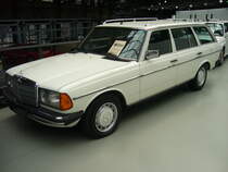 Mercedes Benz W123 200 T-Modell. Dieses 200 T-Modell der Baureihe W123 bzw. S123 wurde erstmalig im Januar 1983 zugelassen. Das Modell gehört somit zur dritten und letzten Serie dieser Baureihe, wie sie von September 1982 bis zum Produktionsende im Januar 1986 im Werk Bremen montiert wurden. Der Vierzylinderreihenmotor hat einen Hubraum von 1997 cm³ und leistet 109 PS. Dieser Motor war die Basismotorisierung bei den Benziner-Modellen dieser Baureihe. Classic Remise Düsseldorf am 15.08.2021.