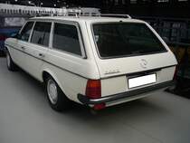 Heckansicht eines Mercedes Benz W123 200 T-Modell. Classic Remise Düsseldorf am 15.08.2021.